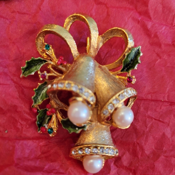 Vintage Christmas Bell Brooch ~ Unsigned ~ 1960s? ~ Rhinestone Embellished - Picture 3 of 16